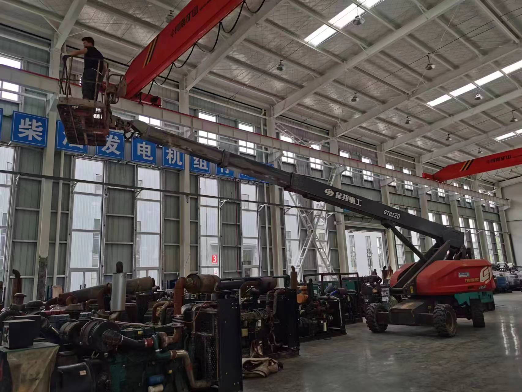 用吊机安装工厂高空摄像头图片 用吊机安装工厂高空摄像头图片